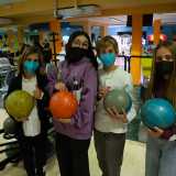 La pista di bowling � l�attrazione in cui troviamo pi� bambini. Ci avviciniamo a un gruppetto intento a buttare gi� il maggior numero di birilli possibile